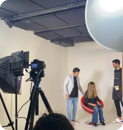 Equipe preparando gravação em estúdio com fundo branco